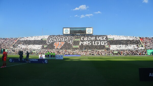 Pasillo y mosaico para el campeón