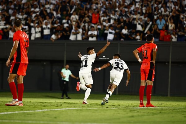 Versus / Olimpia festeja la 47 con un empate ante el aguerrido Nacional