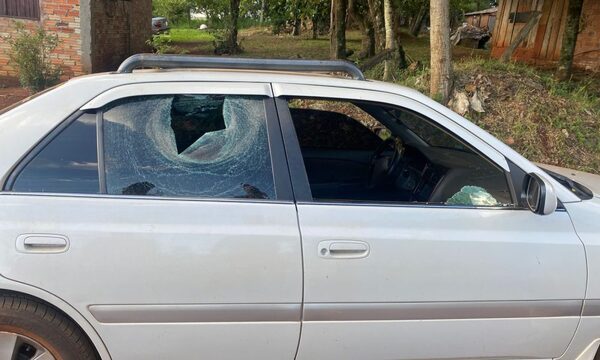 Capturan a descontrolado sujeto que golpeó a su pareja y reventó automóvil