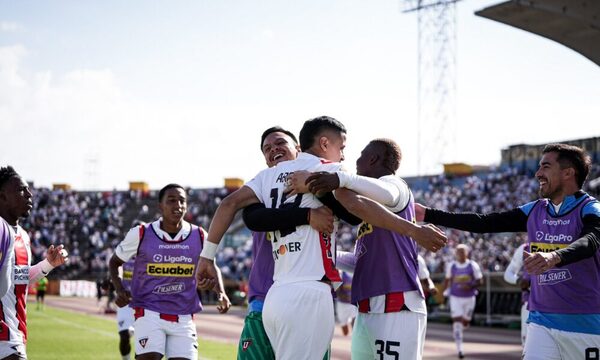 ¡Una máquina! Alex Arce hizo un triplete en Ecuador
