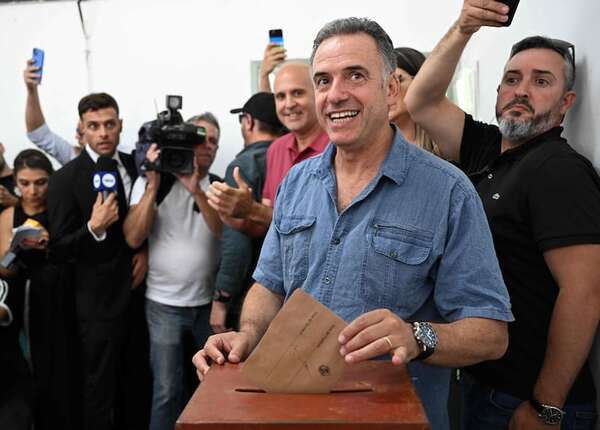 Uruguay opta por la alternancia y elige presidente al izquierdista Yamandú Orsi, según datos extraoficiales - Mundo - ABC Color