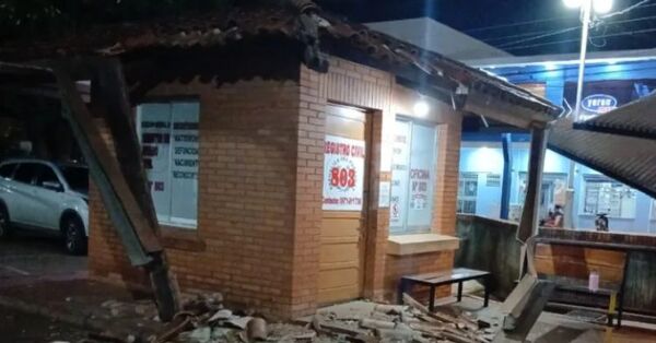 Ambulancia choca contra la oficina del Registro Civil ubicado en el Hospiatl Regional