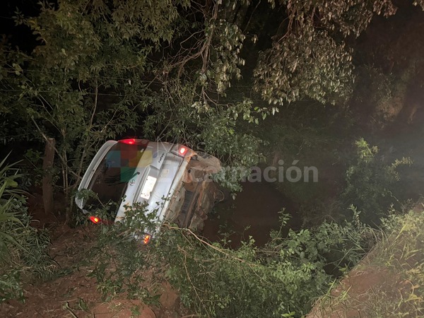 Automóvil cae a un arroyo y conductor se salva de milagro en Carmen del Paraná
