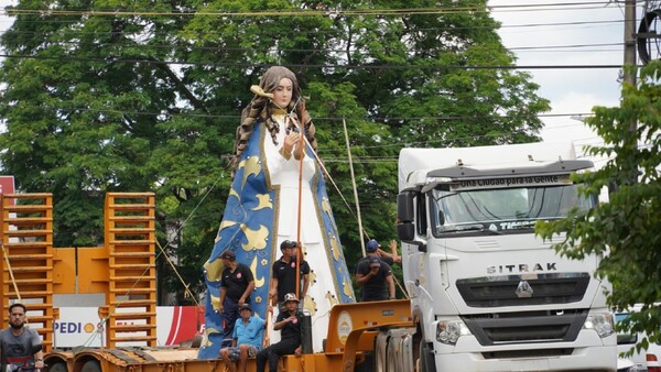 Imponente imagen de la Virgen Azul ya se erige en la Villa, tras 5 horas de travesía