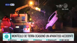Montículo de tierra ocasionó un aparatoso accidente en Mariano Roque Alonso