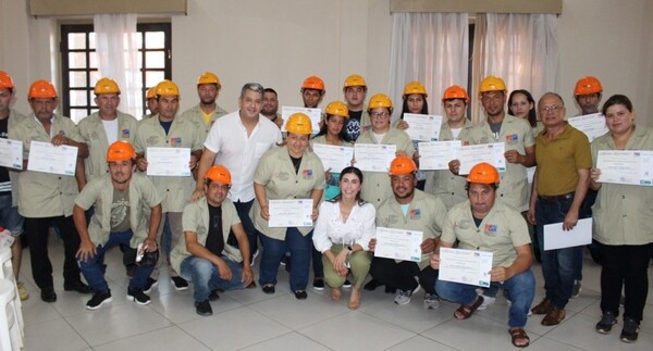 Cerca de 60 personas reciben certificados de “Albañilería” y “Mecánica en motocicleta” en Capitán Bado