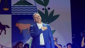 Triunfo de Orsi marca regreso de la izquierda al poder en Uruguay y promete un gobierno de unidad