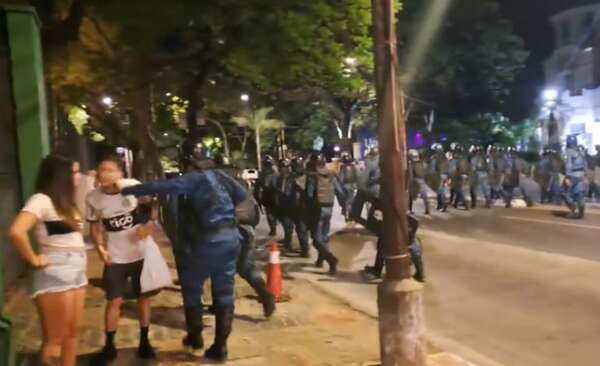 Video: captan repentina agresión policial a un hincha olimpista - Policiales - ABC Color