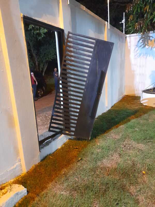 Falsos agentes de la Senad roban dinero, celulares y un DVR en asalto domiciliario - La Clave