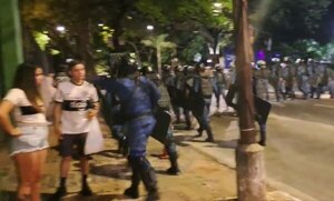 Versus / Indignante: Policía agrede a hincha sin razón alguna