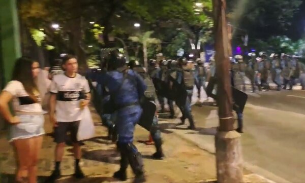 Versus / Indignante: Policía agrede a hincha sin razón alguna