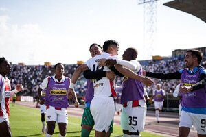 Versus / ¡Triplete de Álex Arce en Ecuador! 