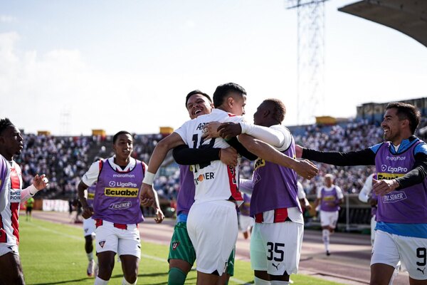 Versus / ¡Triplete de Álex Arce en Ecuador!
