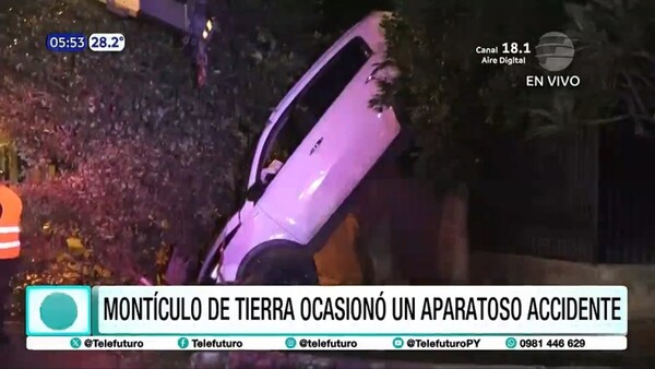 Montículo de piedra triturada provoca grave accidente en MRA