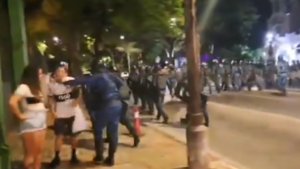 Policía le dio sopapo a hincha olimpista