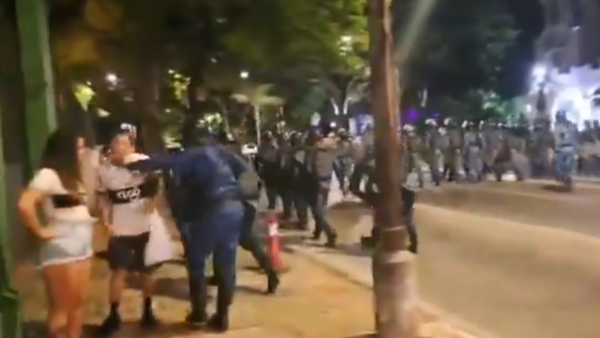 Policía le dio sopapo a hincha olimpista