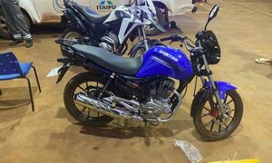 Delincuentes abandonan motocicleta tras robo a surtidor y persecución