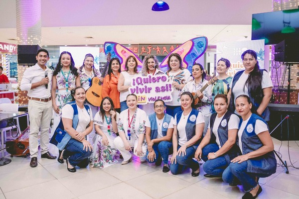 Flashmob sorprende almuerzo dominguero en shopping por una vida sin violencia - 1000 Noticias