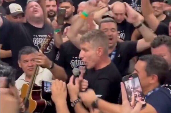 Versus / Le sale bien: Martín Palermo festejó la 47 mostrando sus dotes de cantante