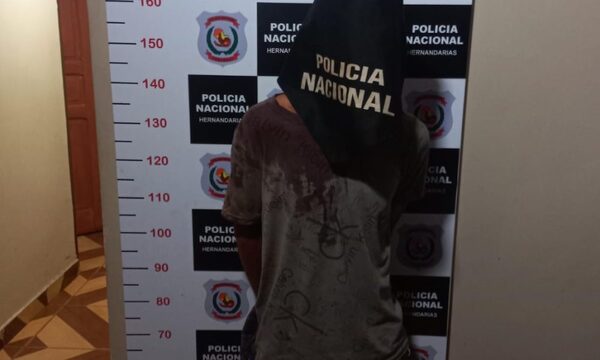 Vecinos capturan a hombre tras forcejear y amenazar a su ex en la calle