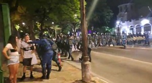 Video revela inexplicable ataque de un antimotín a un joven hincha de Olimpia - ADN Digital