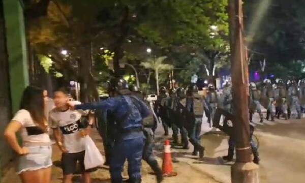 Inexplicable agresión de un policía a joven hincha de Olimpia – Prensa 5