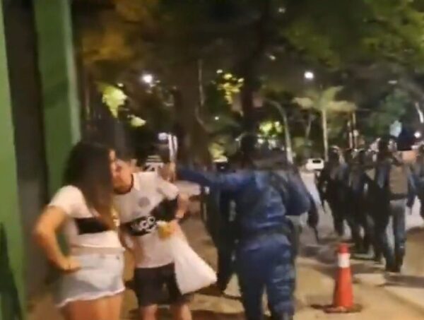 Policía agrede sin motivo a hincha: agente será sometido a pruebas, según sus superiores · Radio Monumental 1080 AM