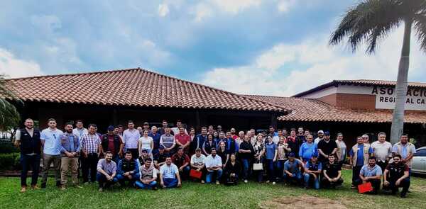 SENACSA y FUNDASSA capacitan en Coronel Oviedo para la campaña de vacunación 2025