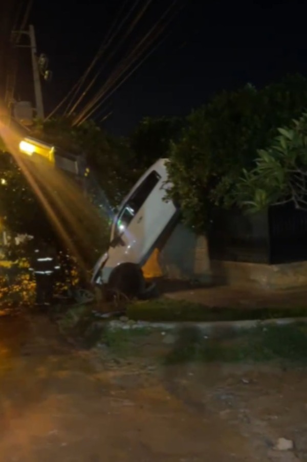 Joven conductor se salva de milagro en aparatoso vuelco en Roque Alonso - trece