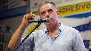 Peña y otros mandatarios saludan al presidente electo de Uruguay
