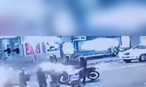 (VIDEO) Buscan a depravados que toquetearon a yiyis y las reventaron a golpes por reclamar