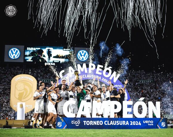Olimpia recibe copa como campe贸n del Torneo Clausura de Paraguay y celebra estrella 47