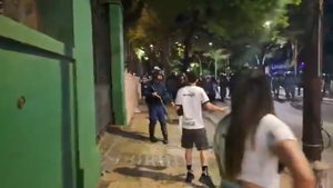 Policía que agredió a hincha de Olimpia fue separado - 1000 Noticias