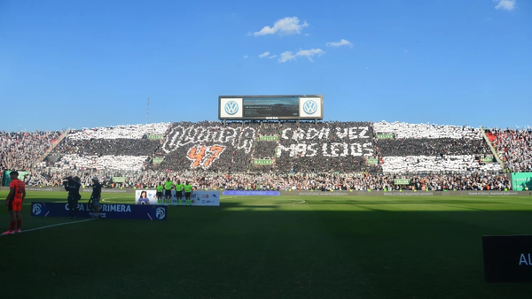 Pasillo y mosaico para el campeón