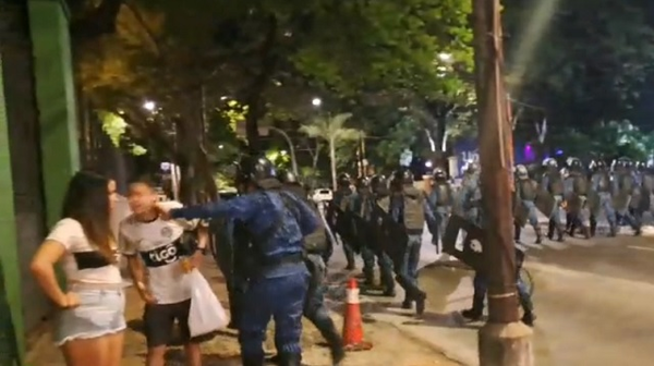 Policía agrede a joven hincha de Olimpia durante festejo - Noticiero Paraguay