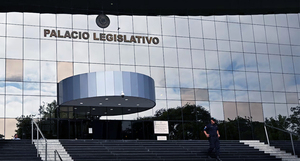 Privilegios parlamentarios contrastan con pobreza