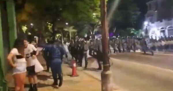 La Nación / Identifican y sancionan a agente de Lince por agredir a hincha
