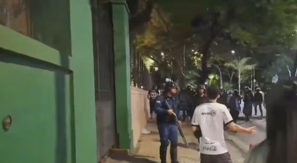 Identifican al policía que golpeó a un hincha: “Siento vergüenza”, dice el jefe de la Agrupación