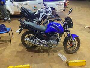 Abandonan motocicleta y huyen de la Policía tras asaltar un surtidor - ABC en el Este - ABC Color