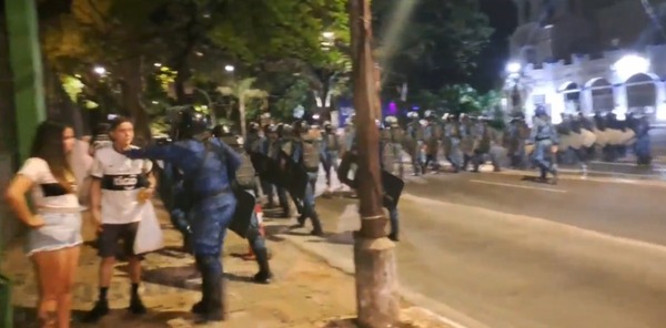 Tras agredir a hincha de Olimpia, separan a agente antimotín - trece