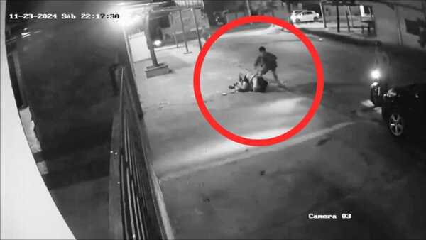 Abrazó a su hijo para que no sea macheteado por los motochorros