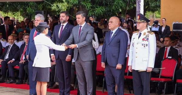 La Nación / En acto de egreso, Peña reafirma su compromiso de fortalecer la fuerza policial