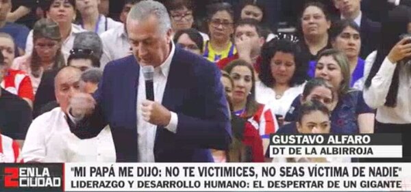 Versus / Una multitud colmó la SND para la charla de Gustavo Alfaro