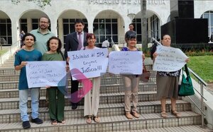 Ex funcionarios de IPS se manifiestan frente al Palacio de Justicia por despidos injustificados