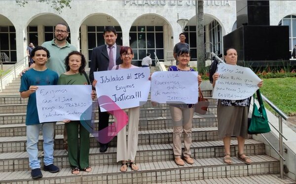 Ex funcionarios de IPS se manifiestan frente al Palacio de Justicia por despidos injustificados