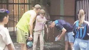 Doña refrescó a manguerazo a los hinchas de Racing y Cruzeiro