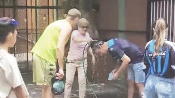 Doña refrescó a manguerazo a los hinchas de Racing y Cruzeiro
