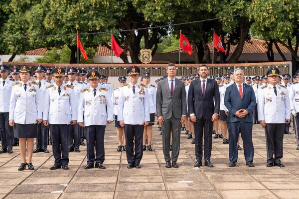 Egreso de oficiales: El presidente Peña reafirma compromiso con el fortalecimiento de la Policía Nacional • PARAGUAY TV