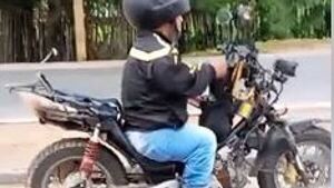 Hombre de talla baja adaptó moto a su estatura y es furor en rutas