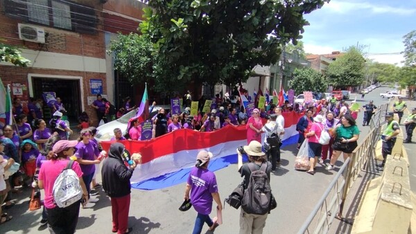 25N: Mujeres frente a la Fiscalía exigen protección para las niñas